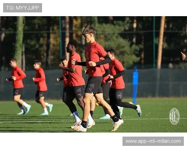 AC米兰主帅亲指挥：球员进行高强度传球接应循环训练