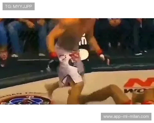 UFC拳手被一击打懵仍坚持不倒，硬汉精神令人震撼