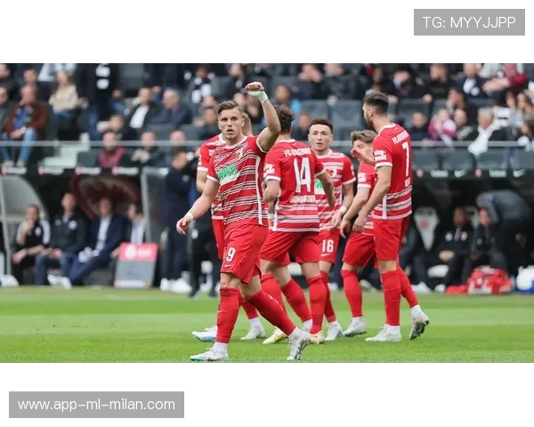 奥格斯堡对抗训练中德米罗维奇非常活跃