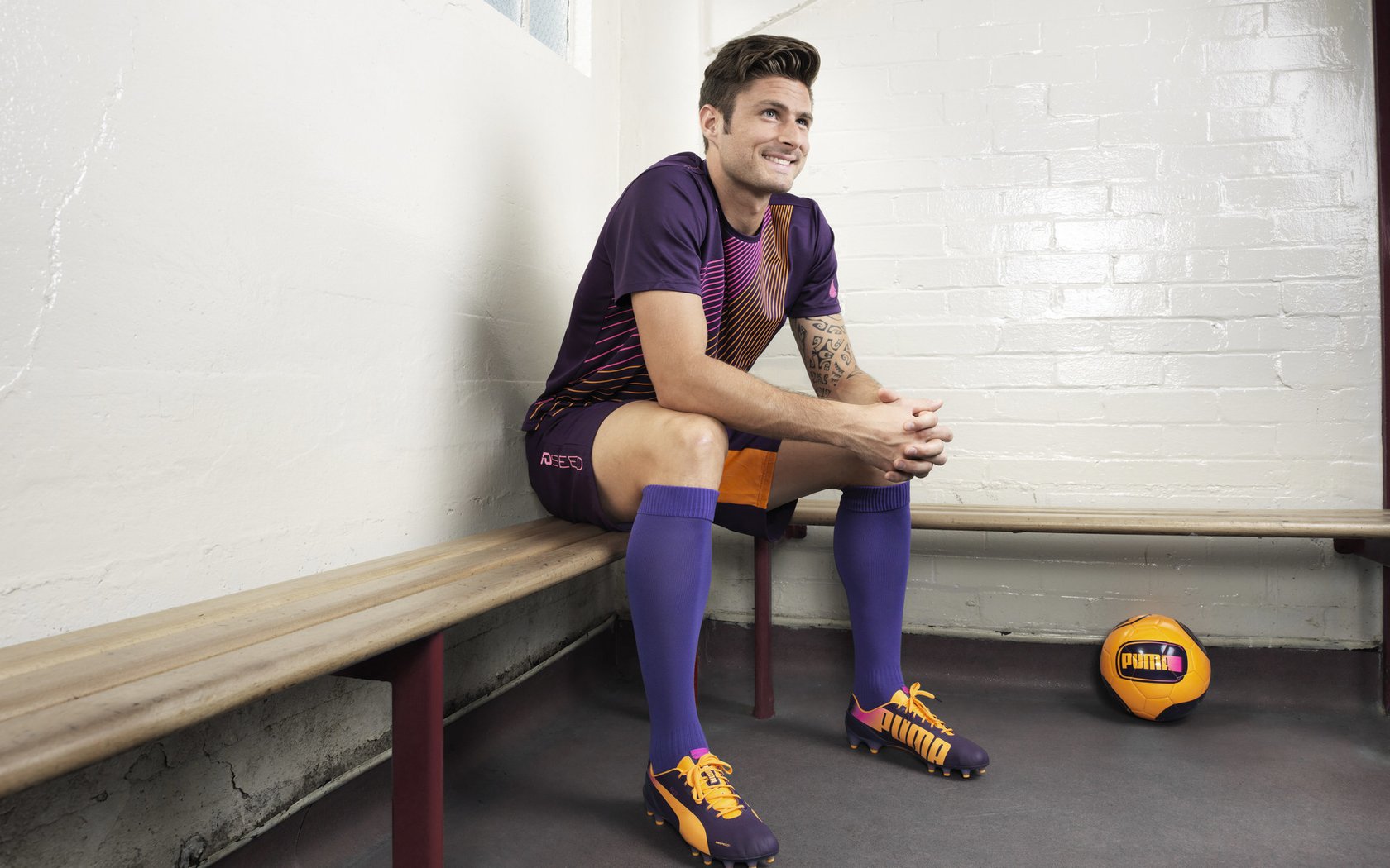 世界杯：内衣品牌联名推出球衣款式 引发“是否合适”讨论